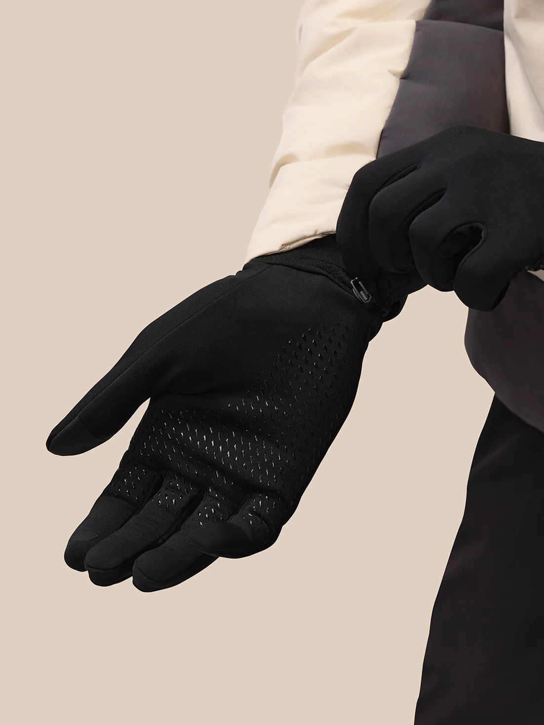 Pursuit Gloves - Black - Image 4